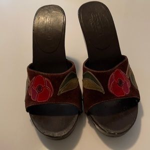 Coach wedge heels with brown suede with floral details 70’s vibes